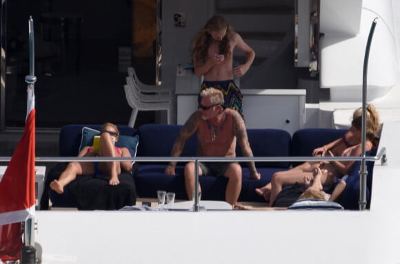 James Hetfield (Metallica) en vacances en famille ( sa femme Francesca Hetfield et leurs enfants Marcella Francesca Hetfield , Cali Tee Hetfield ,Castor Virgil Hetfield) au large de Mykonos le 8 juin 2018 