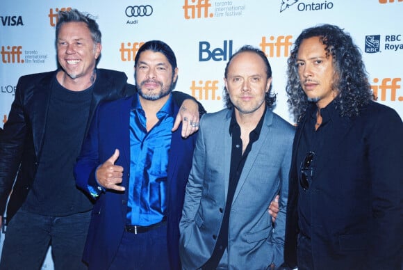 Le groupe Metallica (James Hetfield, Robert Trujillo, Lars Ulrich et Kirk Hammett) offre un spectacle virtuel exclusif sur les écrans d'un drive-in cinéma à travers les États-Unis et au Canada
