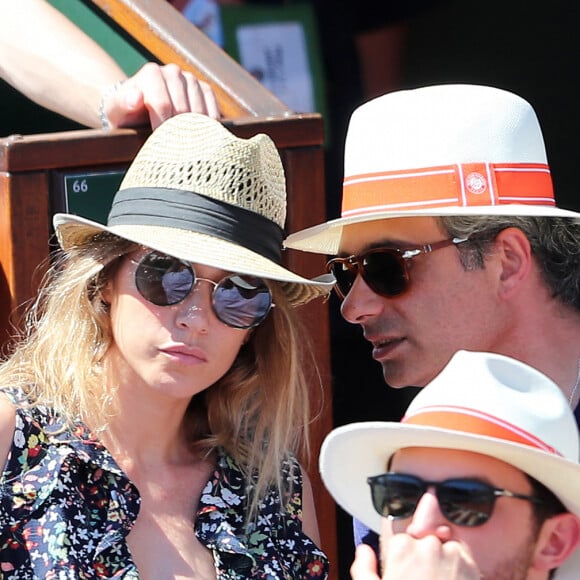 Laura Smet et son compagnon Raphaël - Personnalités dans les tribunes lors des internationaux de France de Roland Garros à Paris. Le 10 juin 2017. © Jacovides - Moreau / Bestimage