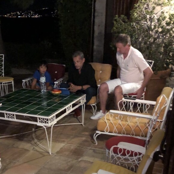 Noé, le fils de Valeria Bruni-Tedeschi, avec son oncle Nicolas Sarkozy. Instagram, août 2022.