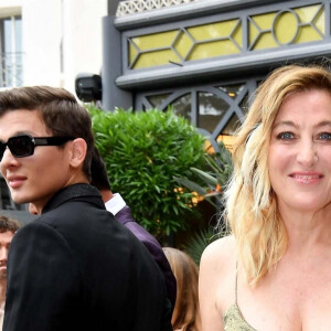 Valeria Bruni-Tedeschi à la sortie de l'hôtel Barrière "Le Majestic" lors du 75ème Festival International du Film de Cannes, le 22 mai 2022. 