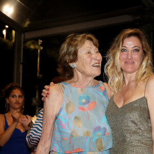 Valeria Bruni Tedeschi et sa mère Marisa Borini - Descente des marches du film "Les Amandiers (Forever Young)" lors du 75ème Festival International du Film de Cannes, le 22 mai 2022/ © Dominique Jacovides / Bestimage 