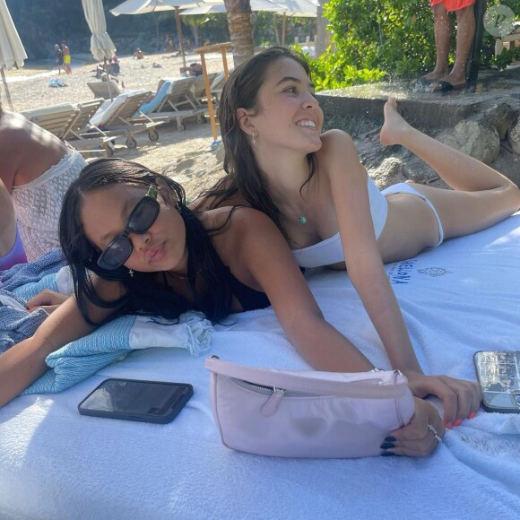 Joy et Jade Hallyday en vacances avec la fille de Calogero, Nina