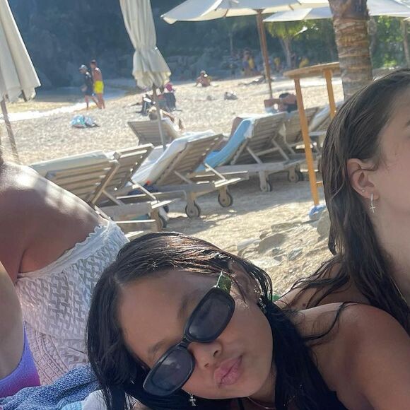 Joy et Jade Hallyday en vacances avec la fille de Calogero, Nina