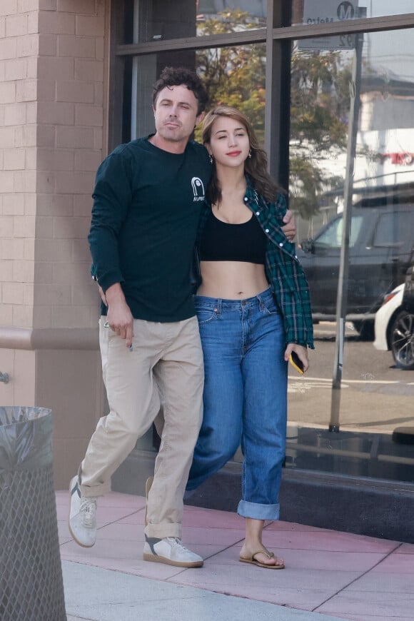 Casey Affleck et sa compagne Caylee Cowan se sont arrêtés chez Dunkin Donuts, pour prendre cafés et donuts, à Los Angeles. Le 18 août 2022 