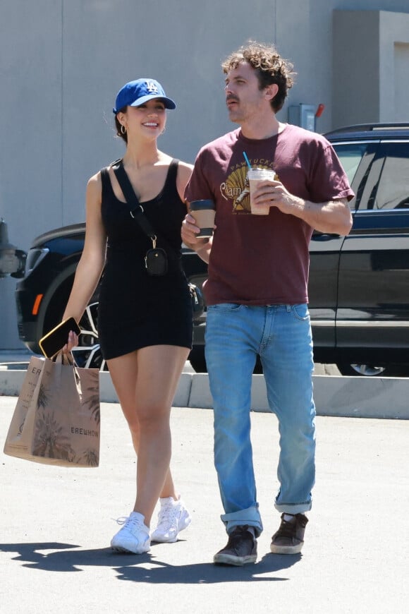 Casey Affleck et sa compagne Caylee Cowan font des provisions au supermarché bio "Erewhon" à Los Angeles, le 1er juillet 2022. 