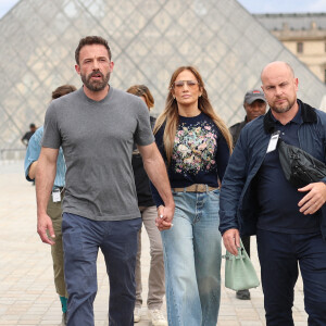 Ben Affleck et sa femme Jennifer Affleck (Lopez) quittent le musée du Louvre en famille pendant leur lune de miel à Paris, le 26 juillet 2022.