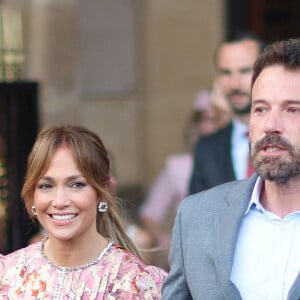 Ben Affleck et sa femme Jennifer Affleck (Lopez) quittent l'hôtel Crillon pour aller dîner avec leurs enfants respectifs Seraphina, Violet, Maximilian et Emme au restaurant "Cheval Blanc" lors de leur lune de miel à Paris le 23 juillet 2022. 