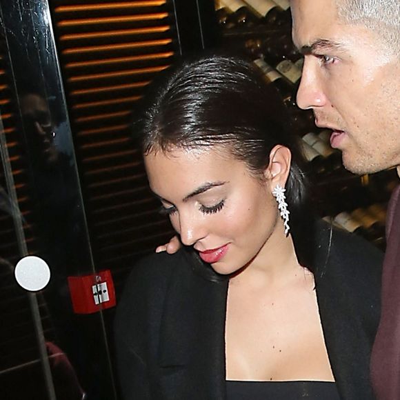 Cristiano Ronaldo, sa compagne Georgina Rodríguez et son fils Cristiano Ronaldo Jr. ont dîné au restaurant Zela à Londres le 13 novembre 2018.