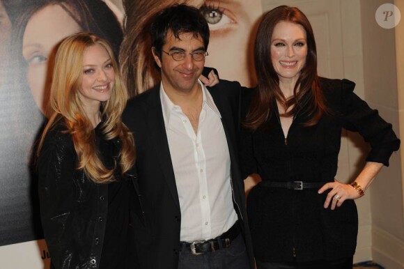 Atom Egoyam, Amanda Seyfried et Julianne Moore, lundi 8 février, à l'hôtel George V, à Paris, venus présenter leur nouveau film Chloe.