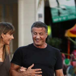Sylvester Stallone et sa femme Jennifer Flavin discutent et plaisantent en se baladant dans les rues de Bel Air à Los Angeles, le 26 août 2016 