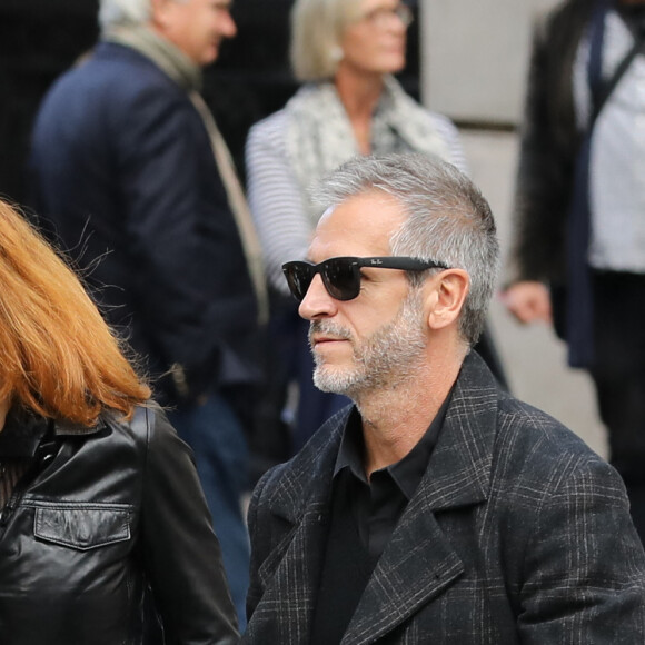 Mylène Farmer et son compagnon Benoît Di Sabatino lors des obsèques de Jean Rochefort en l'église Saint-Thomas d'Aquin à Paris, le 13 octobre 2017.