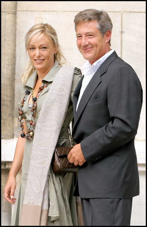 Patrick Sabatier & son epouse au mariage de Mimie Mathy en la mairie de Neuilly Sur Seine. © Guillaume Gaffiot / Bestimage