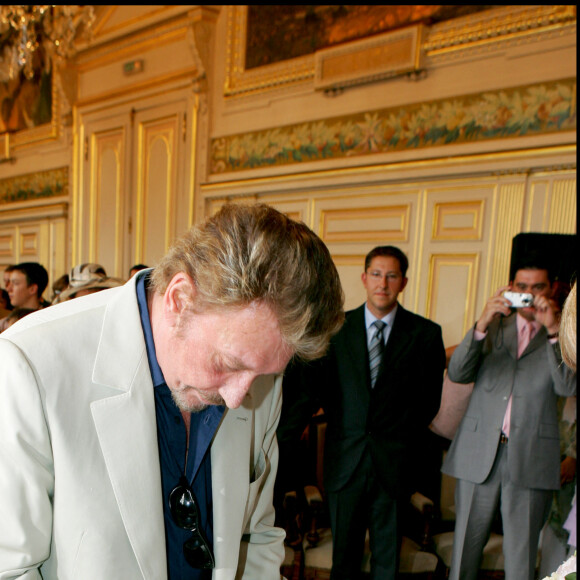 Johnny Hallyday au mariage de Mimie Mathy et Benoist Gérard en la mairie de Neuilly Sur Seine. © Guillaume Gaffiot / Bestimage