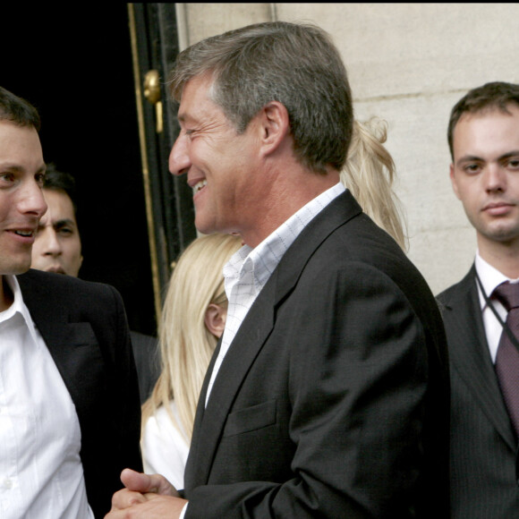 Marc Olivier Fogiel et Patrick Sabatier - Mariage de Mimie Mathy et Benoist Gérard en la mairie de Neuilly Sur Seine.