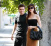 Brooklyn Beckham tendre et câlin avec sa femme Nicola Peltz-Beckham lors d'une promenade sur Beverly Boulevard, à Los Angeles. Main dans la main, le couple est allé acheter du jus de fruits le 22 août 2022. 