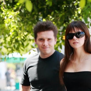 Brooklyn Beckham tendre et câlin avec sa femme Nicola Peltz-Beckham lors d'une promenade sur Beverly Boulevard, à Los Angeles. Main dans la main, le couple est allé acheter du jus de fruits le 22 août 2022. 