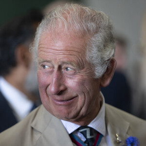 Le prince Charles, prince de Galles, et Camilla Parker Bowles, duchesse de Cornouailles, à bord du navire HMS Queen Elizabeth, pour marquer le 40ème anniversaire de la guerre des Malouines. Portsmouth, le 20 juillet 2022. 