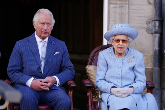 La reine Elisabeth II d'Angleterre, accompagnée du prince Charles, prince de Galles, assiste à la parade de la Royal Company of Archers dans les jardins du palais de Holyroodhouse à Édimbourg, Royaume Uni, le 30 juin 2022. 
