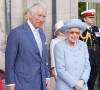 La reine Elisabeth II d'Angleterre, accompagnée du prince Charles, prince de Galles, assiste à la parade de la Royal Company of Archers dans les jardins du palais de Holyroodhouse à Édimbourg, Royaume Uni