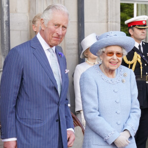 La reine Elisabeth II d'Angleterre, accompagnée du prince Charles, prince de Galles, assiste à la parade de la Royal Company of Archers dans les jardins du palais de Holyroodhouse à Édimbourg, Royaume Uni