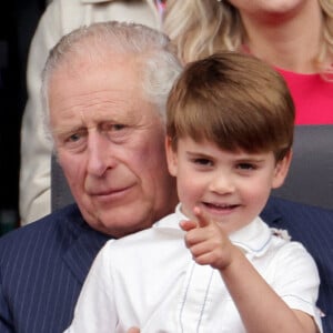 Le prince Charles, prince de Galles avec le prince Louis de Cambridge - La famille royale regarde la grande parade qui clôture les festivités du jubilé de platine de la reine à Londres le 5 juin 2022. 