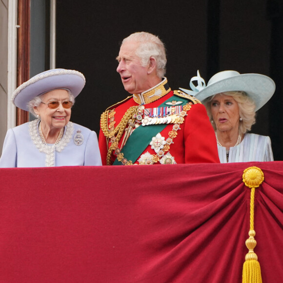 La reine Elisabeth II d'Angleterre, le prince Charles, prince de Galles, et Camilla Parker Bowles, duchesse de Cornouailles - Les membres de la famille royale saluent la foule depuis le balcon du Palais de Buckingham, lors de la parade militaire "Trooping the Colour" dans le cadre de la célébration du jubilé de platine (70 ans de règne) de la reine Elizabeth II à Londres, le 2 juin 2022. 