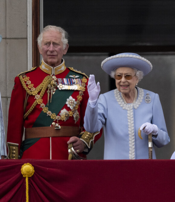 Le prince Charles, prince de Galles et sa mère La reine Elisabeth II d'Angleterre - Les membres de la famille royale regardent le défilé Trooping the Colour depuis un balcon du palais de Buckingham à Londres lors des célébrations du jubilé de platine de la reine le 2 juin 2022. 