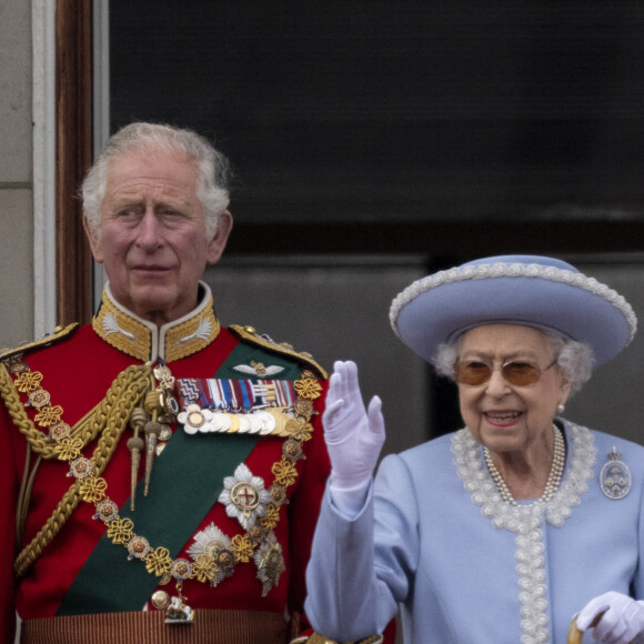 Le prince Charles, prince de Galles et sa mère La reine Elisabeth II d'Angleterre - Les membres de la famille royale regardent le défilé Trooping the Colour depuis un balcon du palais de Buckingham à Londres lors des célébrations du jubilé de platine de la reine le 2 juin 2022. 