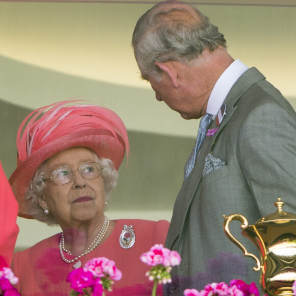 La reine Elisabeth II d'Angleterre et le prince Charles, prince de Galles - Les membres de la famille royale lors du quatrième jour des courses hippiques "Royal Ascot" à Ascot, le 17 juin 2016. 