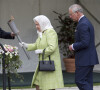 La reine Elisabeth II d'Angleterre, accompagnée de son fils le prince Charles, allume un flambeau au château de Windsor, à l'occasion de son 90ème anniversaire. 
