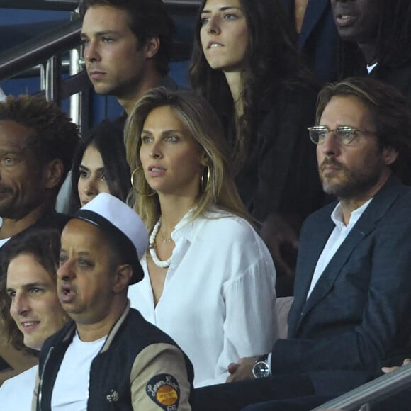 Victor Belmondo, Garry Dourdan, Ophélie Meunier et son mari Mathieu Vergne accompagné de son fils, Booder - Match de football en ligue 1 Uber Eats entre le PSG et Monaco (1-1) au Parc des Princes à Paris le 28 aout 2022. © Giancarlo Gorassini/Bestimage