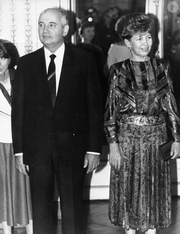 Mikhaïl Gorbatchev et sa femme Raïssa lors d'une rencontre avec le président Mitterrand à Paris le 2 octobre 1985 © Keystone Press Agency/ZUMA Press Wire / Bestimage