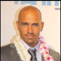 Kelly Slater a rangé son look de surfer décontracté... mais garde son regard ultra-sexy !