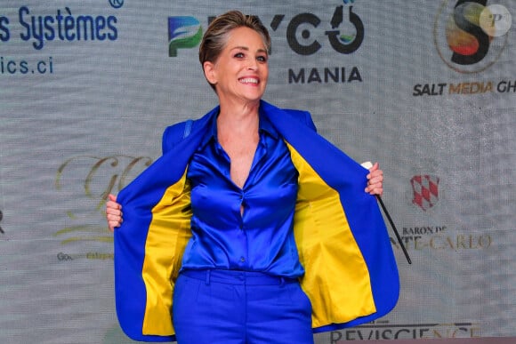 Sharon Stone est habillée aux couleurs du drapeau ukrainien - Photocall de la remise du prix international "Better World Fund" à D.Ouattara et S.Stone lors du 75ème Festival International du Film de Cannes, France, le 22 mai 2022.