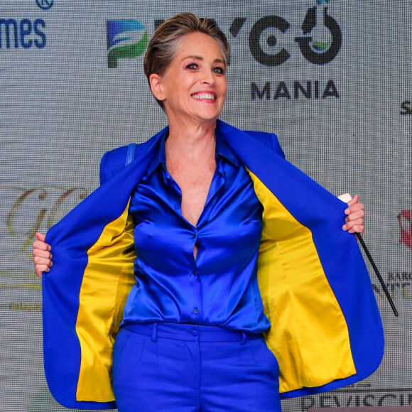 Sharon Stone est habillée aux couleurs du drapeau ukrainien - Photocall de la remise du prix international "Better World Fund" à D.Ouattara et S.Stone lors du 75ème Festival International du Film de Cannes, France, le 22 mai 2022.