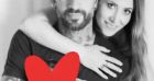Fabienne Carat est en couple avec Alain, ancien candidat de "Mariés au premier regard" découvert lors de la 5e saison (2021. Le duo pose avec la fille de l'actrice, Céleste.