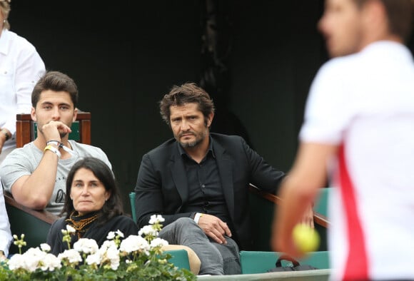 Bixente Lizarazu et son fils Tximista dans les tribunes lors des internationaux de France de Roland-Garros à Paris, le 2 juin 2017. © Dominique Jacovides-Cyril Moreau/Bestimage