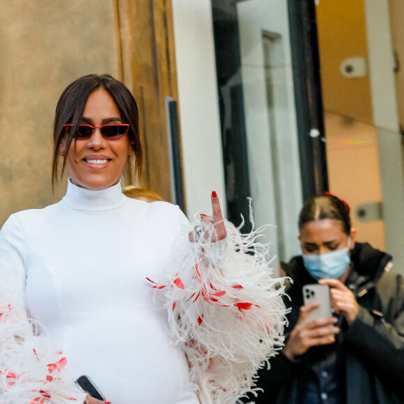 Amel Bent, enceinte, à la sortie du défilé femme Giambattista Valli Automne/Hiver 2022/2023 lors de la Fashion Week de Paris, France, le 7 mars 2022. © Veeren-Clovis/Bestimage 