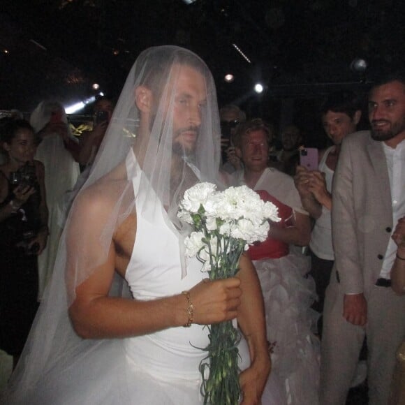Simon Porte Jacquemus le jour de son mariage. Le 27 août 2022.