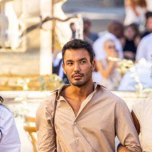 Amina Muaddi, son compagnon Fary, Victor Santiago et son amie Tina Kunakey - Mariage de Simon Porte Jacquemus et Marco Maestri à Charleval, France, le 27 août 2022.