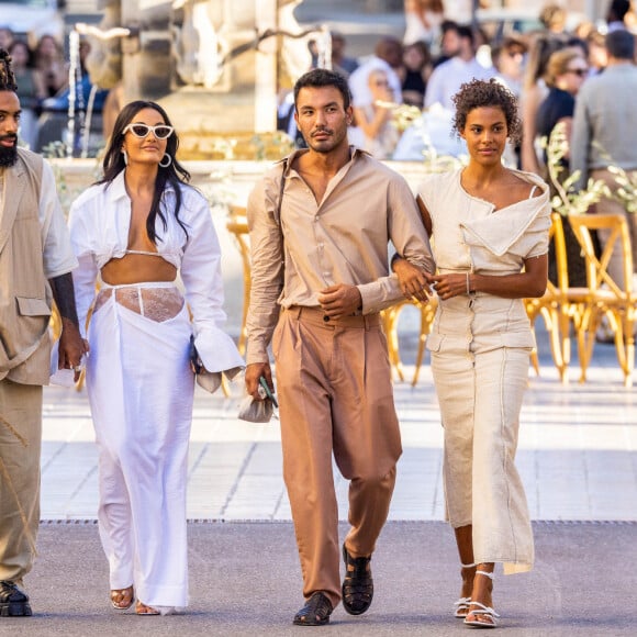 Amina Muaddi, son compagnon Fary, Victor Santiago et son amie Tina Kunakey - Mariage de Simon Porte Jacquemus et Marco Maestri à Charleval, France, le 27 août 2022.