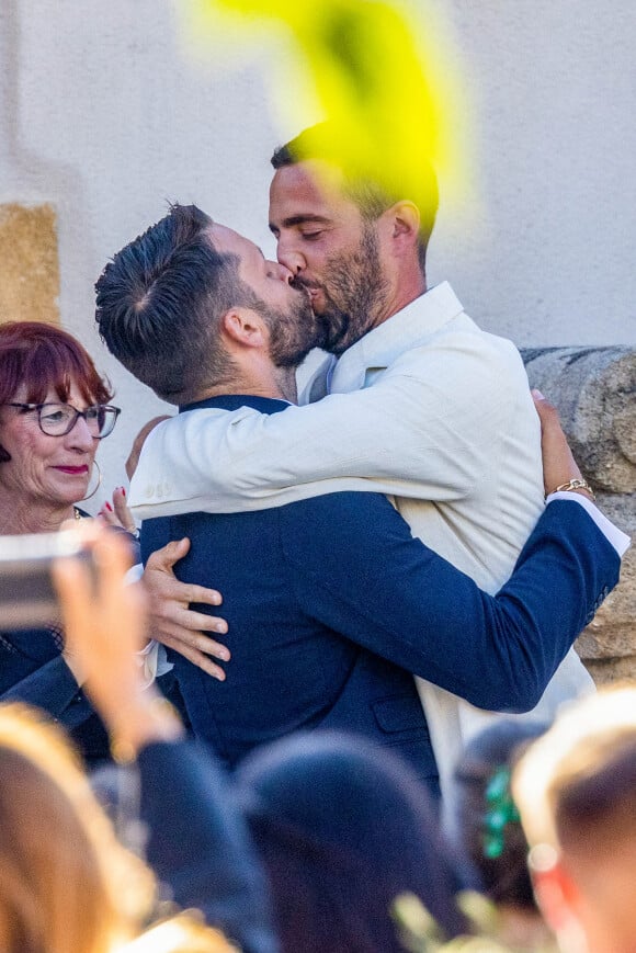Simon Porte Jacquemus embrasse son mari Marco Maestri - Mariage de Simon Porte Jacquemus et Marco Maestri à Charleval, France, le 27 août 2022.