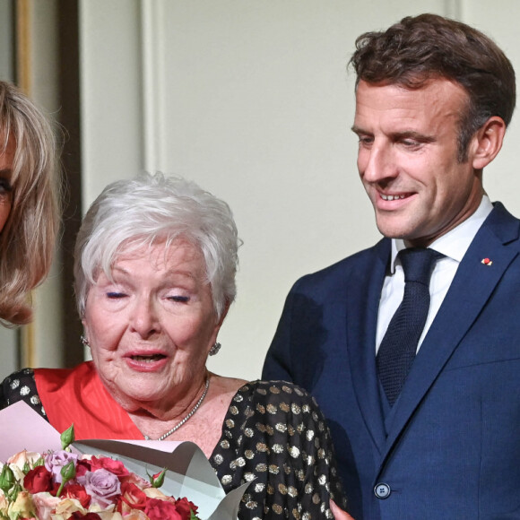 Line Renaud décorée par Emmanuel Macron de la Grand-Croix de la Légion d'honneur lors d'une cérémonie au palais de l'Elysée à Paris, le 2 septembre 2022. © Coadic Guirec/Bestimage