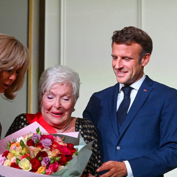 Line Renaud décorée par Emmanuel Macron de la Grand-Croix de la Légion d'honneur lors d'une cérémonie au palais de l'Elysée à Paris, le 2 septembre 2022. © Coadic Guirec/Bestimage