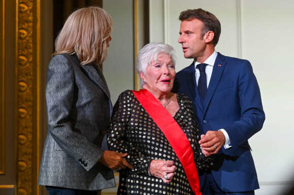 Line Renaud décorée par Emmanuel Macron de la Grand-Croix de la Légion d'honneur lors d'une cérémonie au palais de l'Elysée à Paris, le 2 septembre 2022. © Coadic Guirec/Bestimage