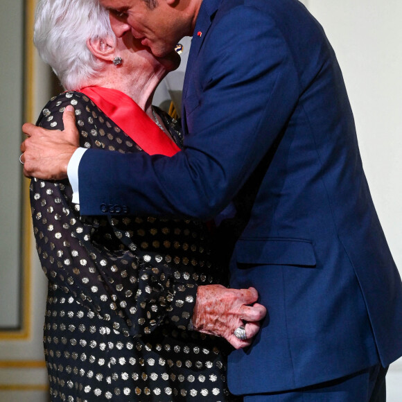 Line Renaud décorée par Emmanuel Macron de la Grand-Croix de la Légion d'honneur lors d'une cérémonie au palais de l'Elysée à Paris, le 2 septembre 2022. © Coadic Guirec/Bestimage