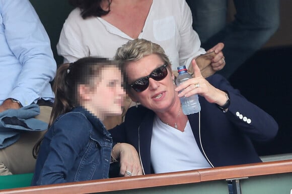 Elise Lucet et sa fille Rose - People dans les tribunes des Internationaux de France de Tennis de Roland Garros à Paris. Le 9 juin 2018 © Cyril Moreau / Bestimage 