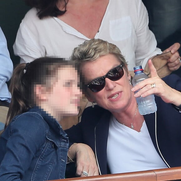 Elise Lucet et sa fille Rose - People dans les tribunes des Internationaux de France de Tennis de Roland Garros à Paris. Le 9 juin 2018 © Cyril Moreau / Bestimage 