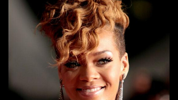 Quand Rihanna, nue sous une combi dorée, se met à la batterie... c'est divin !